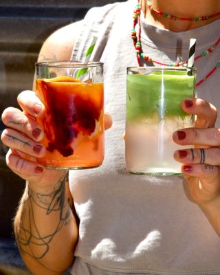 Okey, startujeme prázdniny! První prázdninovou sobotu (5.7.) hlásíme otevřeno 13-18😁 Zahrada se zelená, vytuněný letní...